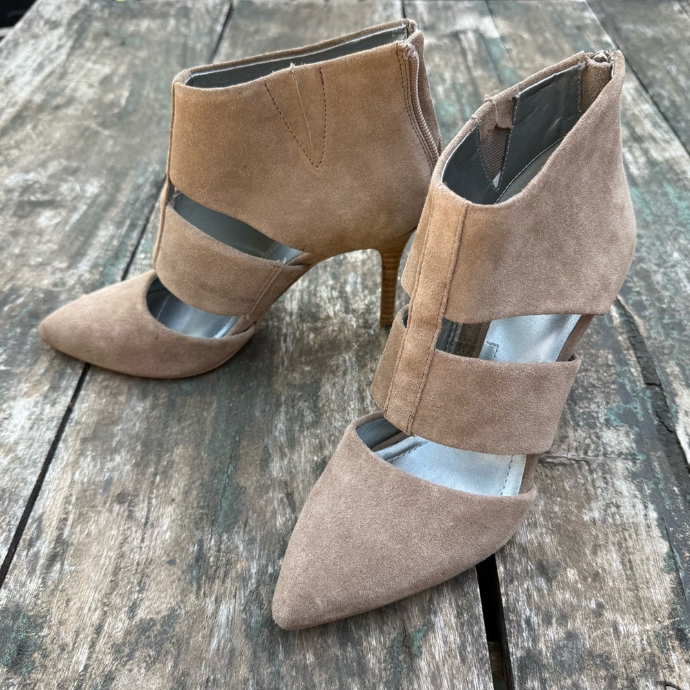Tahari Steffi Taupe Suede Cutout Ankle Booties Stiletto Heel Size 6.5